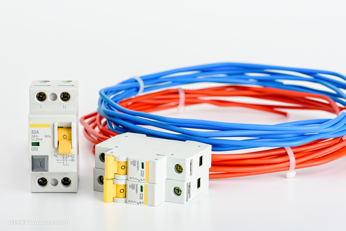 自动断路器,铜单芯电缆。安全可靠的电气安装附件。电气设备,保护和控制,白色背景。